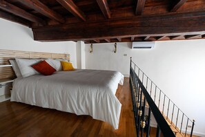 1 bedroom, iron/ironing board, free WiFi, bed sheets - Cozy loft next to Spanish Steps (Roma)