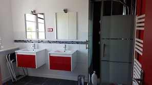 Douche, sĂšche-cheveux