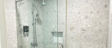 Douche, sèche-cheveux, serviettes fournies, savon