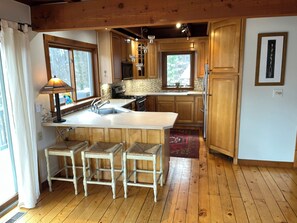 Kylskåp, mikrovågsugn, ugn och spishäll