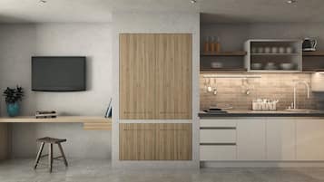 Een koelkast, een magnetron, een kookplaat, kookgerei, borden en bestek