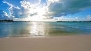 På stranden