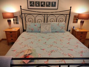 1 habitación, escritorio, tabla de planchar con plancha y cuna de viaje
