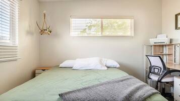 3 Schlafzimmer, Schreibtisch, Bügeleisen/Bügelbrett, Reisekinderbett