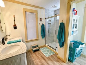 Bathroom - Low Tide:  Comfortable open floor plan and screened porch (Ocracoke)