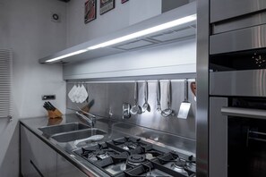 Kühlschrank, Mikrowelle, Ofen, Herdplatte