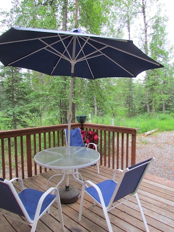 Outdoor dining. Peaceful Talkeetna Getaway #1