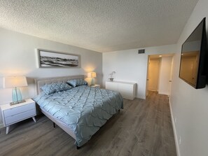 2 bedrooms, in-room safe, desk, iron/ironing board - Beachfront Ocean view 2 bedroom 2 bath Condo in Hollywood Beach Sea Air Towers (Hollywood)
