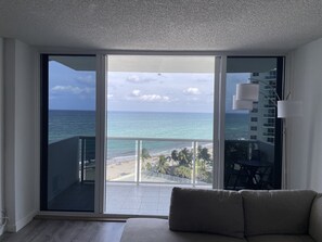 Smart TV - Beachfront Ocean view 2 bedroom 2 bath Condo in Hollywood Beach Sea Air Towers (Hollywood)