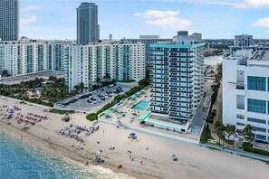 Exterior - Beachfront Ocean view 2 bedroom 2 bath Condo in Hollywood Beach Sea Air Towers (Hollywood)