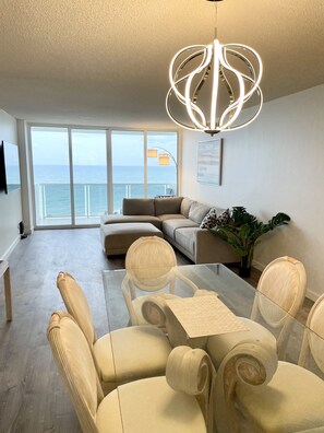 Smart TV - Beachfront Ocean view 2 bedroom 2 bath Condo in Hollywood Beach Sea Air Towers (Hollywood)