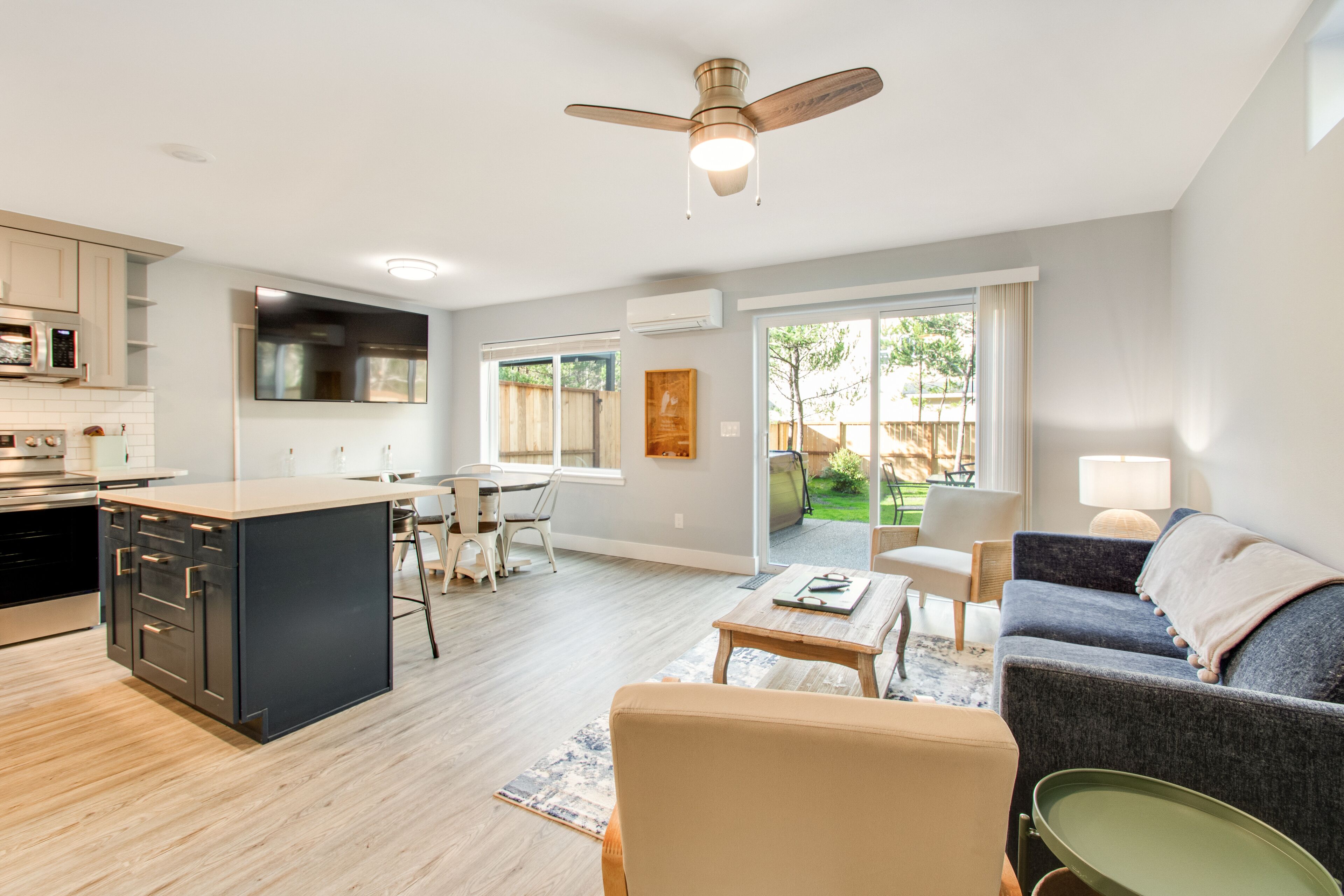 New-build townhome with fenced yard, hot tub, patio, w/d, & fast wifi - dogs ok