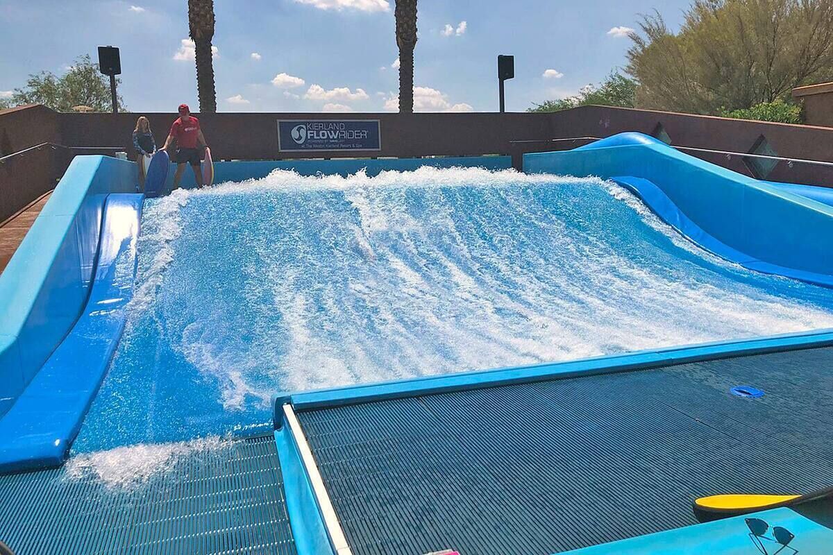 Een buitenzwembad, een verwarmd zwembad