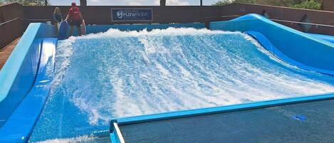 Een buitenzwembad, een verwarmd zwembad