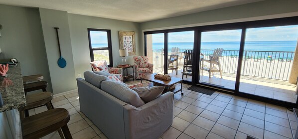 Téléviseur connecté, jeux vidéo, livres, sélection de musique