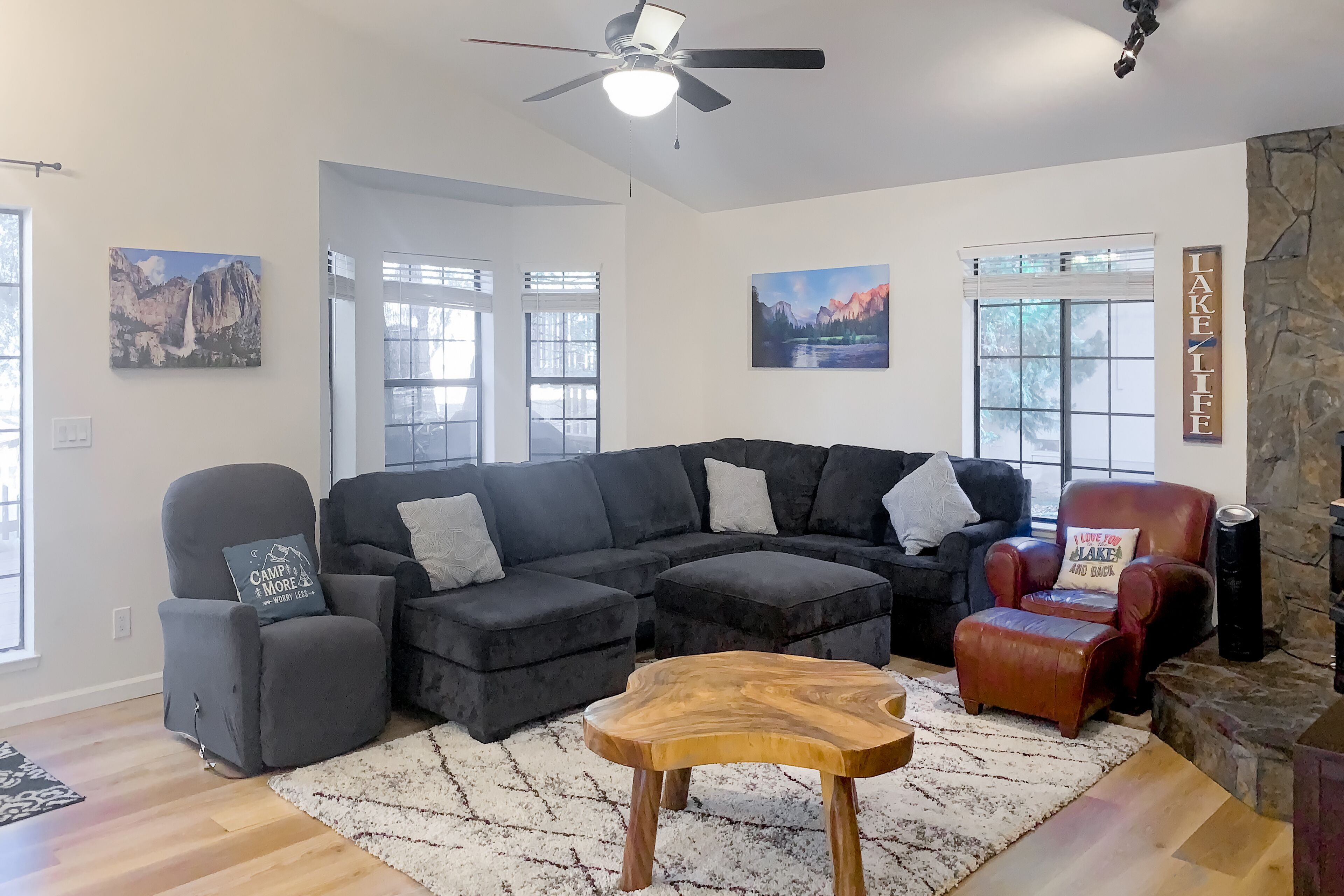 Mountain view house with game room, WiFi, AC, shared pool, and athletic courts