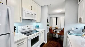 ثلاجة، ميكروويف، فرن، موقد طهي مسطح