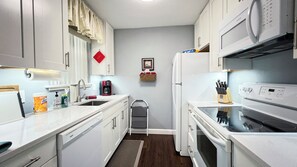 Een koelkast, een magnetron, een oven, een kookplaat