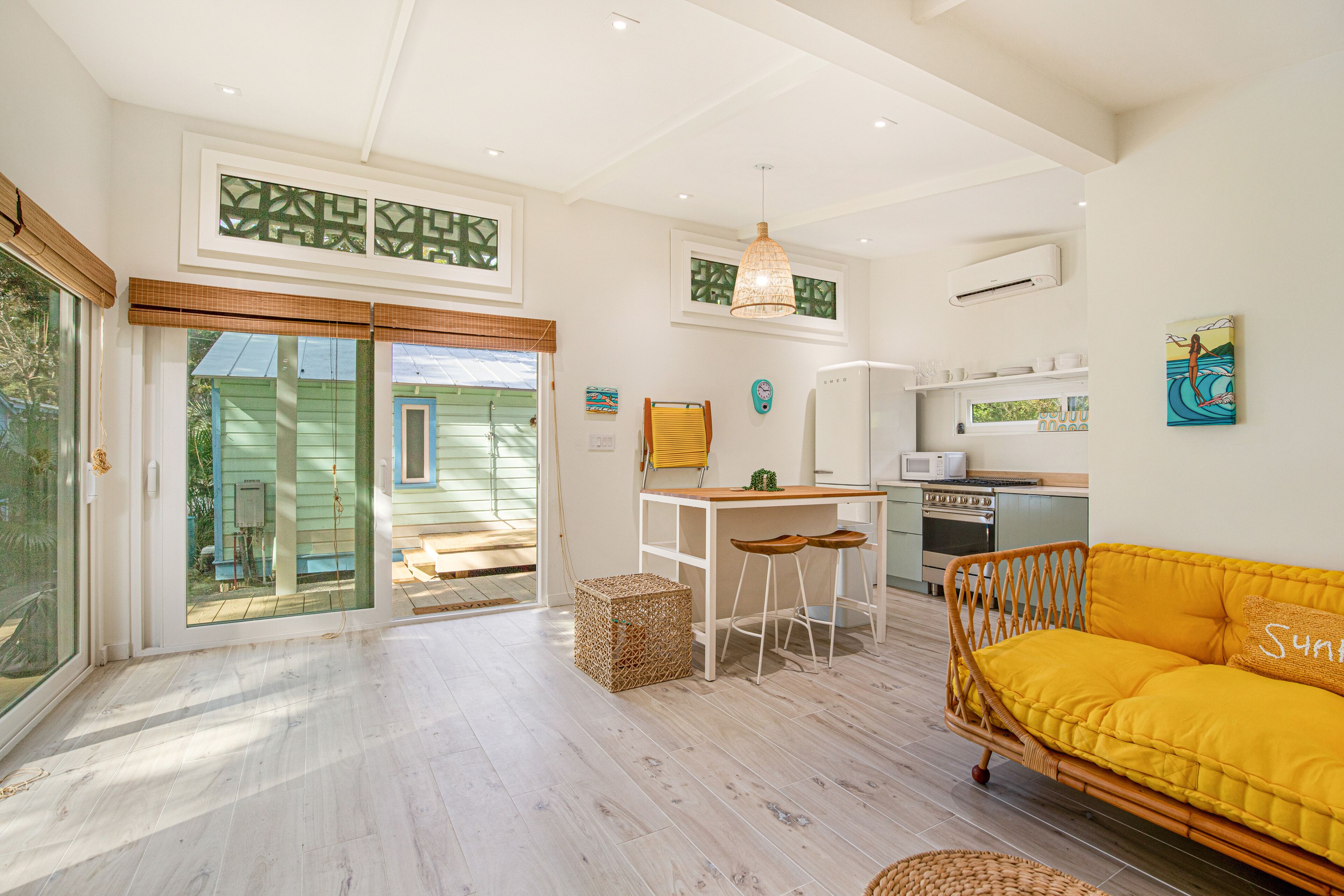 Comfy cottage near the beach with central AC, fast WiFi & yard - dog-friendly