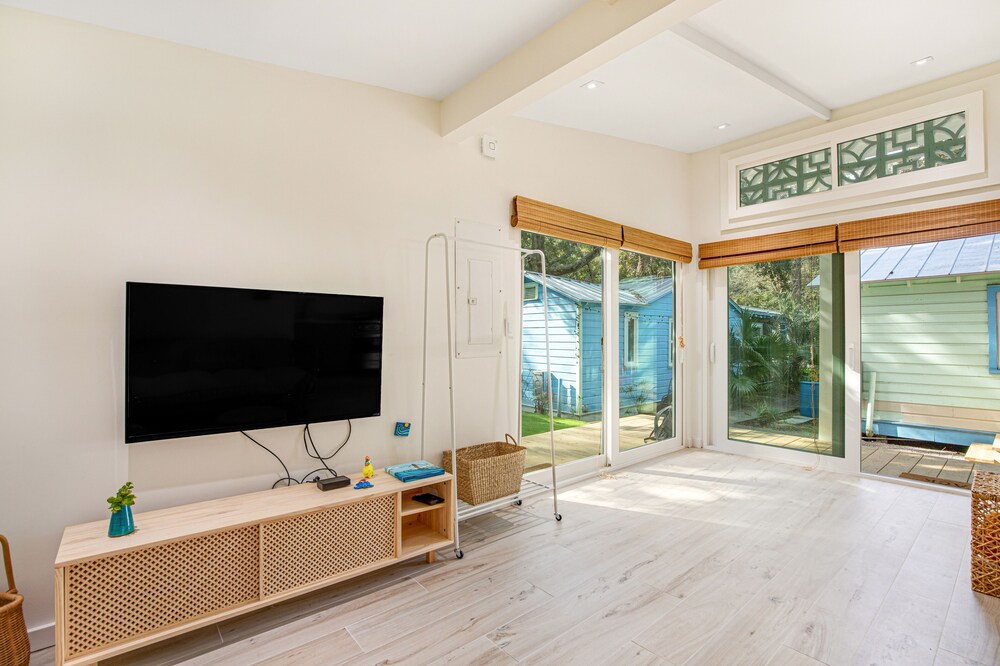 Comfy cottage near the beach with central AC, fast WiFi & yard - dog-friendly