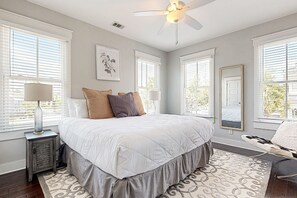 3 عدّة غرف نوم وخدمة الإنترنت وملاءات أسرّة