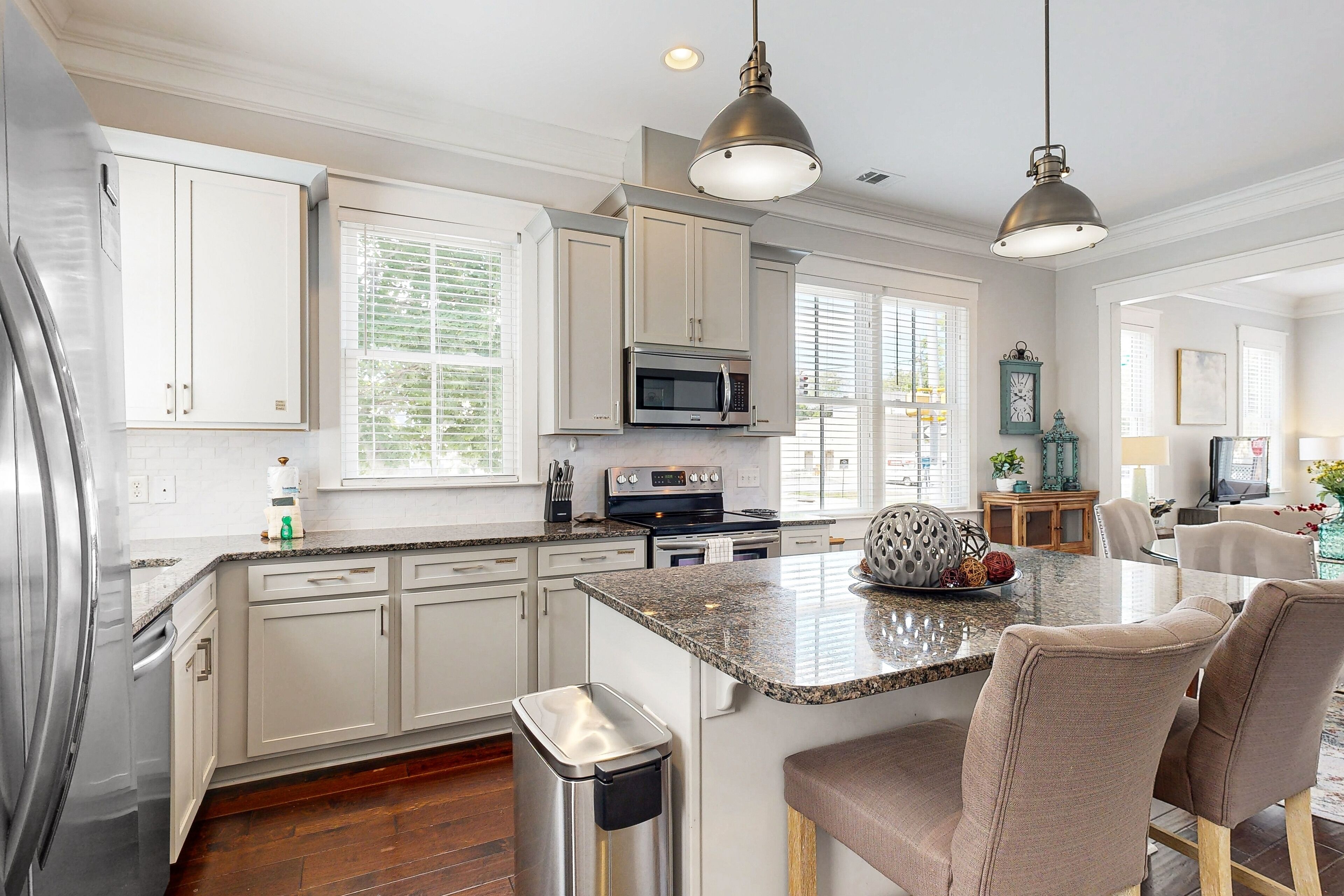 Kjøleskap, mikrobølgeovn, ovn og kokeplater