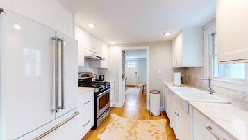 KĂŒhlschrank, Mikrowelle, Ofen, Herdplatte