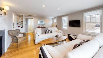 Fernseher, Kamin, BĂŒcher