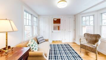 Fernseher, Kamin, BĂŒcher