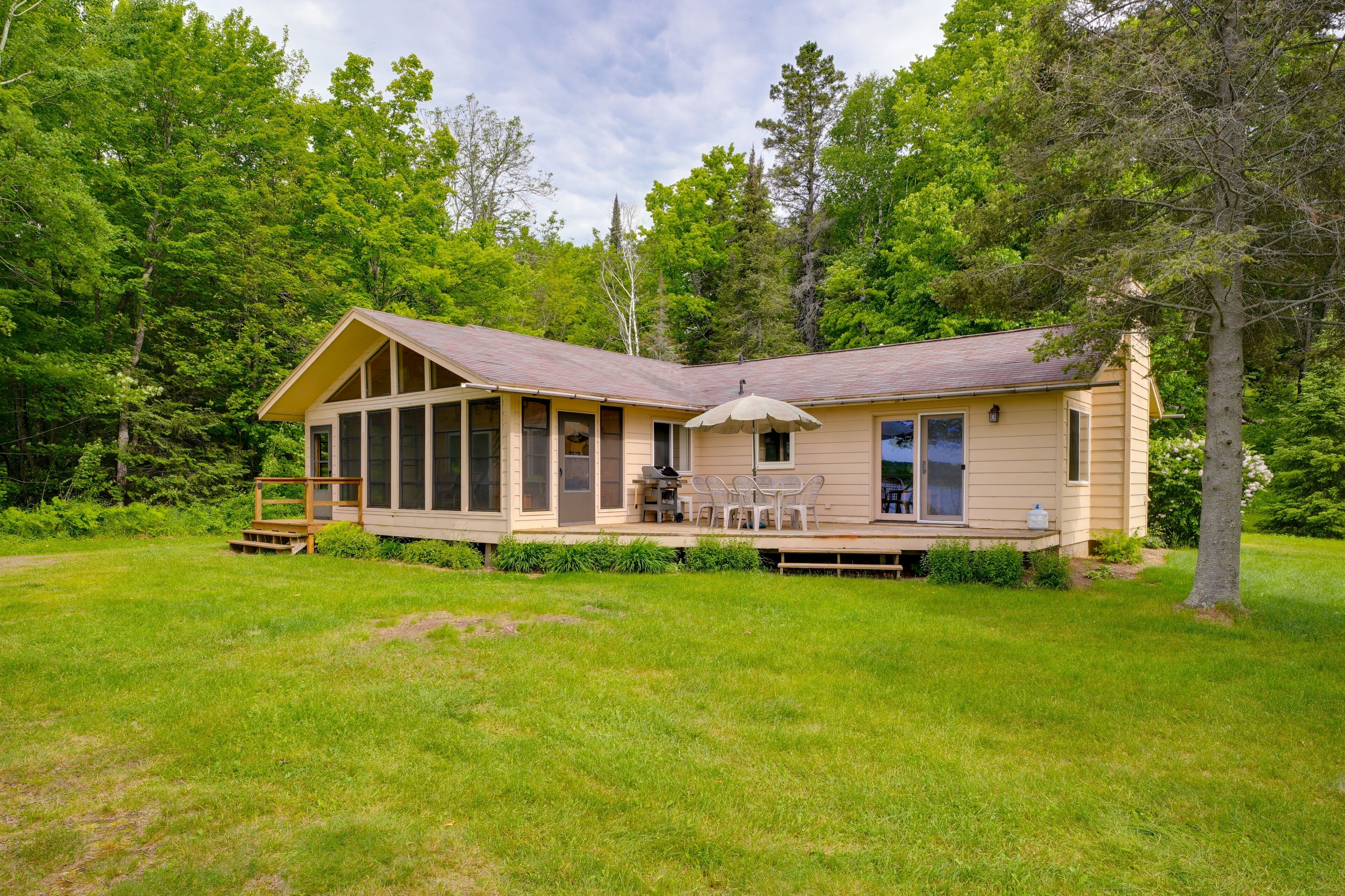 Lakefront haven with three living areas and WiFi