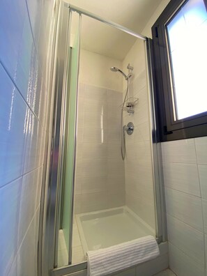 Dusche, Haartrockner, Bidet, Handtücher