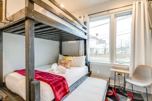 4 Schlafzimmer, Schreibtisch, Bügeleisen/Bügelbrett, Reisekinderbett