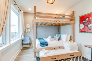 4 soverom, skrivebord, strykejern/-brett og reiseseng for barn