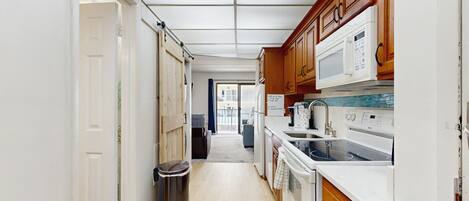 Refrigerador, microondas, horno y parrilla de estufa