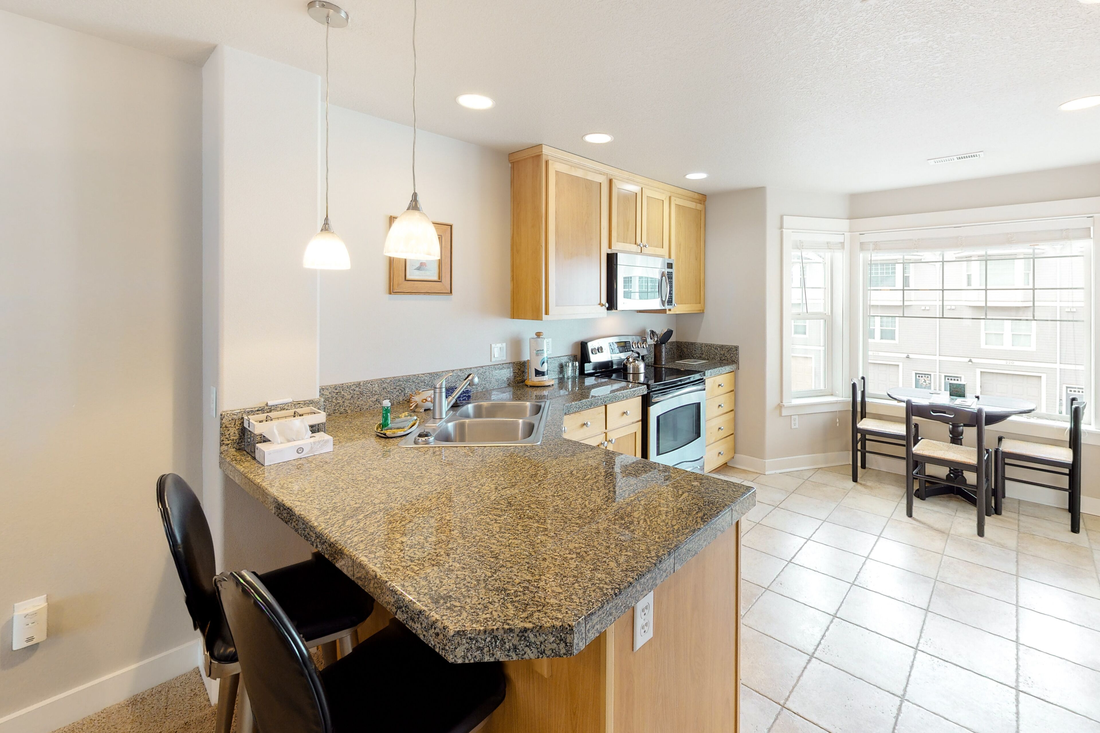 Cozy townhome with fast WiFi, deck, gas fireplace & great views