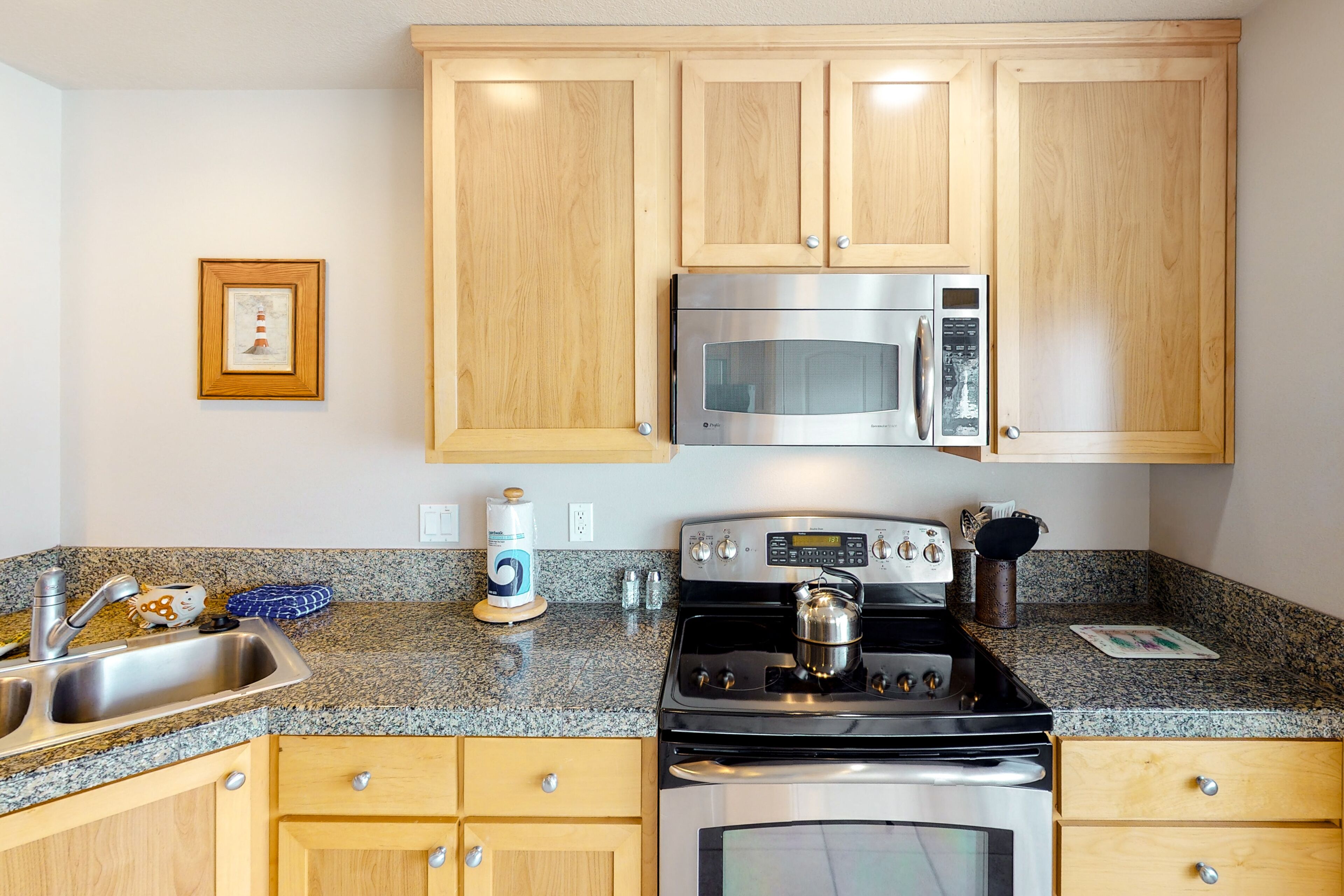 Cozy townhome with fast WiFi, deck, gas fireplace & great views