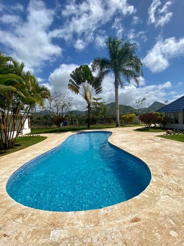 Peace and Quiet of Country Living - Pool / Jacuzzi - Close to Vibrant Town
