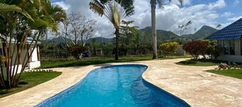 Peace and Quiet of Country Living - Pool / Jacuzzi - Close to Vibrant Town