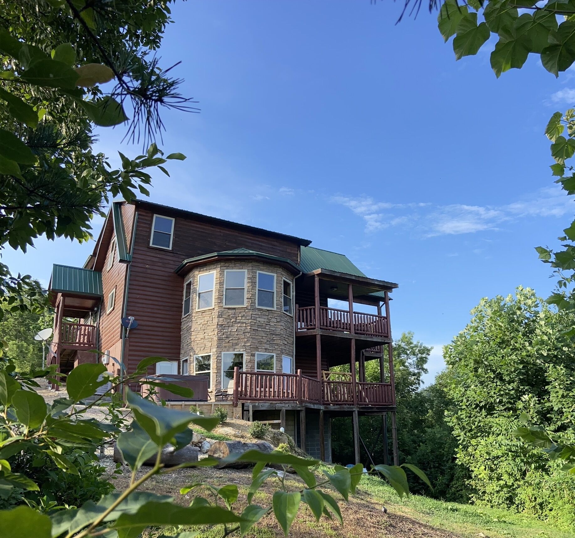 This cabin is a 6 bedroom(s), 4.5 bathrooms, located in Wears Valley, TN.