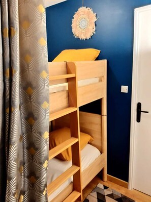 2 bedrooms, travel cot, free WiFi