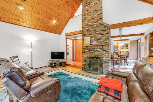 Dog-friendly vacation home with fast WiFi & washer/dryer - near ski areas