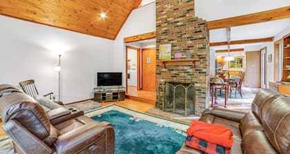 Dog-friendly vacation home with fast WiFi & washer/dryer - near ski areas