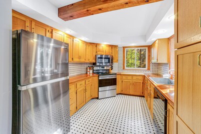 Dog-friendly vacation home with fast WiFi & washer/dryer - near ski areas