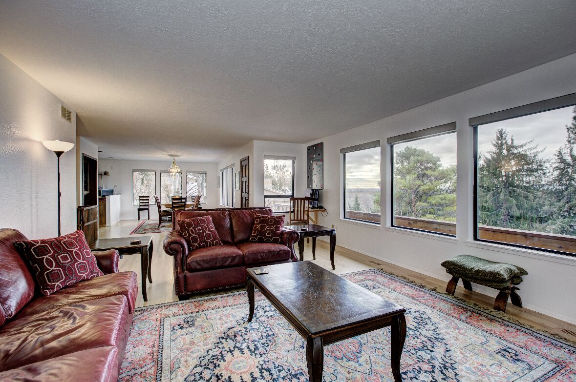 70’s Retro with Soaring Valley Views