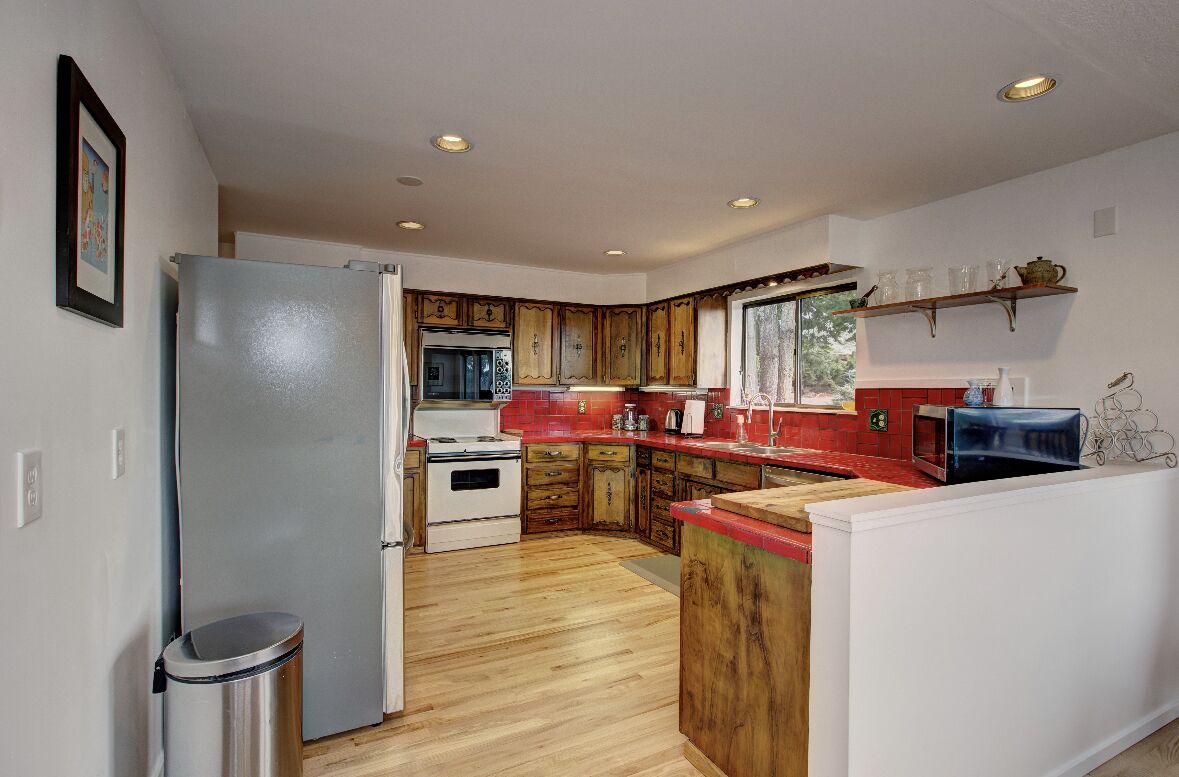 70’s Retro with Soaring Valley Views