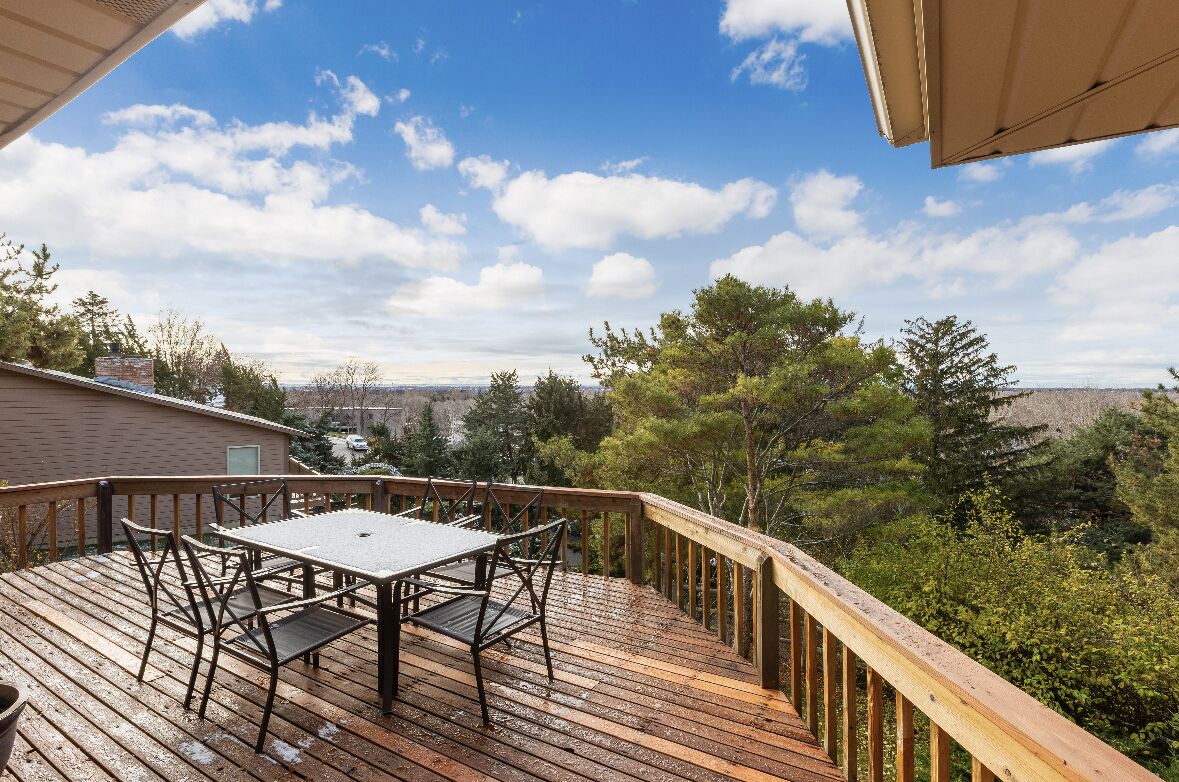 70’s Retro with Soaring Valley Views