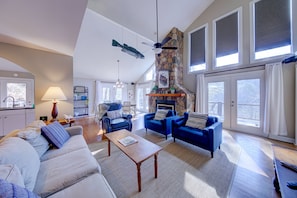 TV, fireplace