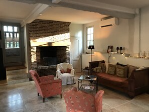 Smart-tv, een open haard en boeken