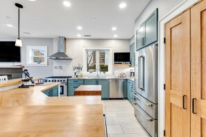 Fridge, microwave, oven, stovetop - Canal-front getaway with private hot tub, large deck & firepit - dog-friendly (Ocean City)