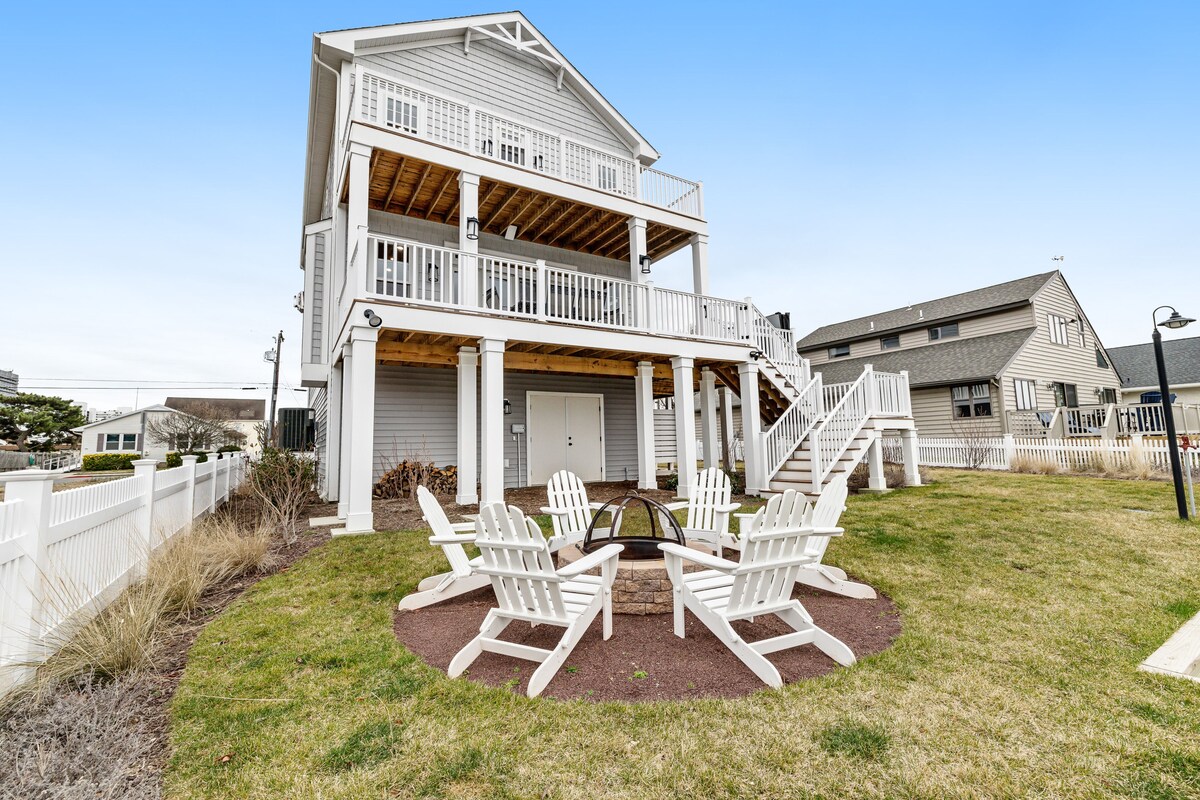 Canal-front getaway with private hot tub, large deck & firepit - dog-friendly
